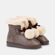 Carregar imagem no visualizador da galeria, Botas australianas com pompons taupe feminino