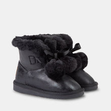Cargar imagen en el visor de la galería, Botas australianas con pompones negros metalizados para niña