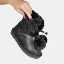 Cargar imagen en el visor de la galería, Botas australianas con pompones negros metalizados para niña