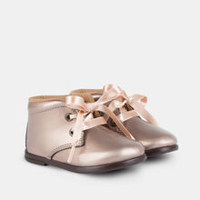 Cargar imagen en el visor de la galería, Bebés Taupe Patent Leather Botines