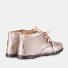 Cargar imagen en el visor de la galería, Bebés Taupe Patent Leather Botines