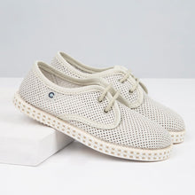 Cargar imagen en el visor de la galería, Zapatos Beis Niño