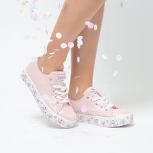 Cargar imagen en el visor de la galería, Zapatos deportivos rosas metalizados para niña