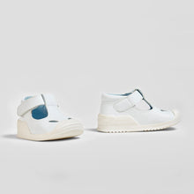 Load image into Gallery viewer, Baby's White onMicro® Shoe