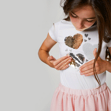 Cargar imagen en el visor de la galería, Camiseta blanca de lentejuelas reversibles "Hearts" de niña