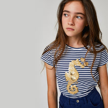 Cargar imagen en el visor de la galería, Camiseta de niña "Seahorse" azul marino que brilla en la oscuridad