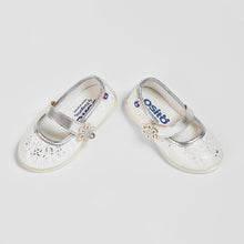 Cargar imagen en el visor de la galería, Bebés florecen plata metálica Mary Janes