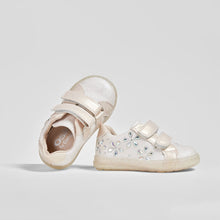Load image into Gallery viewer, Baby's Bright Pink Slippers
