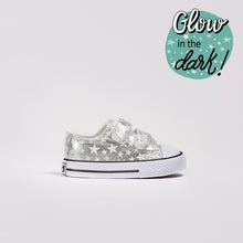 Cargar imagen en el visor de la galería, Zapatillas de bebé con estrellas plateadas