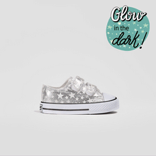 Cargar imagen en el visor de la galería, Zapatillas de bebé con estrellas plateadas